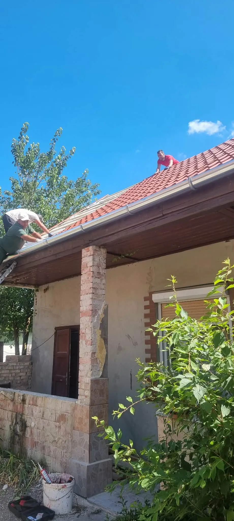 Tetőfedő Attila munka közben — 3. kép